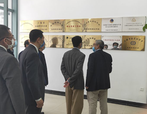 吴清副市长一行听取了J9九游会老哥俱乐部关于一站式综合研发服务的技术实力介绍