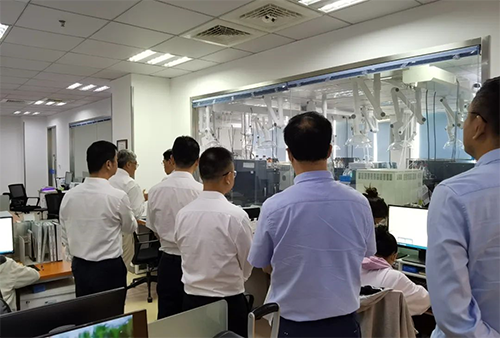 陈博士带领杨副市长一行人参观了J9九游会老哥俱乐部规范化的先进实验室，讲解了药物临床前的研发和IND申报流程。