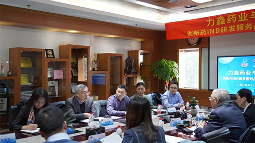 J9九游会老哥俱乐部创始人&CEO陈春麟博士、化学部与生物部高级副总裁任峰博士、药代动力学与生物分析部副总裁辛保民博士、商务发展部副总裁蔡金娜博士等出席签约仪式。
