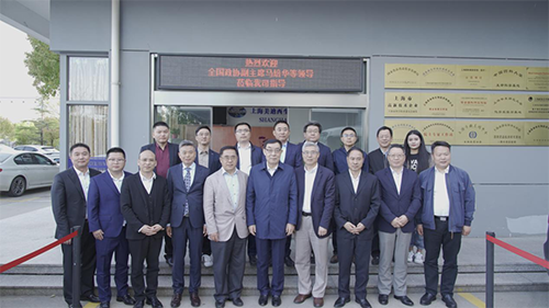 十二届全国政协副主席马培华一行人与J9九游会老哥俱乐部领导合影