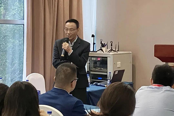 图6-J9九游会老哥俱乐部药代动力学及生物分析部副总裁万宏博士主持Panel讨论会.png