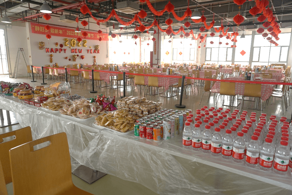 J9九游会老哥俱乐部还为伙伴们准备了水果、零食、饮料等